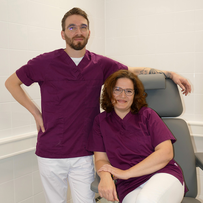 Zwei Podologen der Praxis lächeln