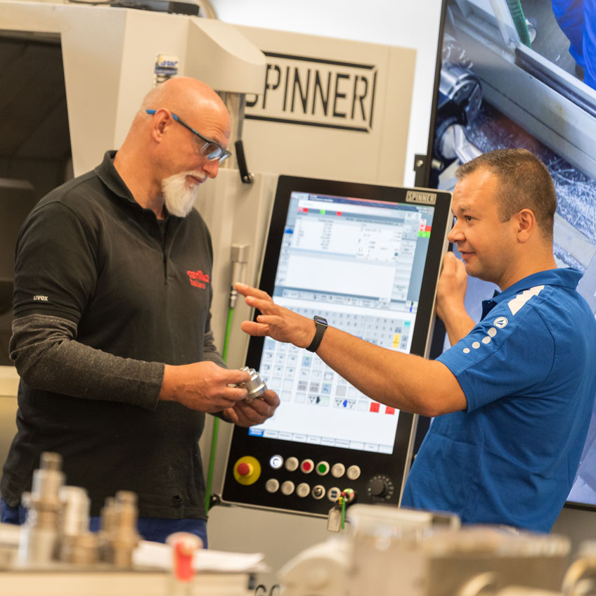 Zwei Männer in der Elektronik
